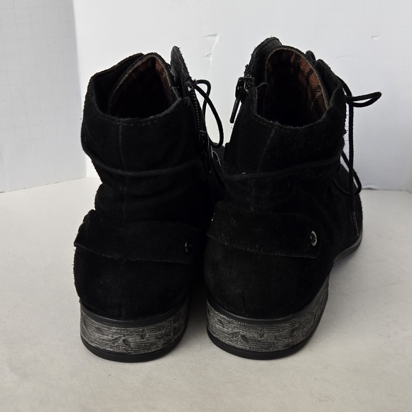 Earth Black Lace-Up Suede Leather Boots - Picture 6 of 14